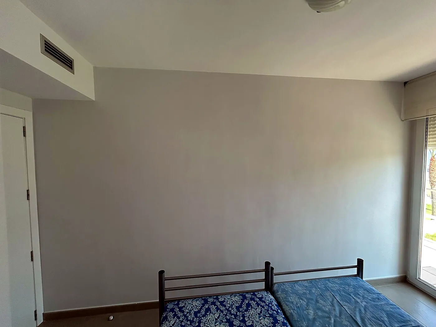 Slaapkamer met grijs geschilderde wanden